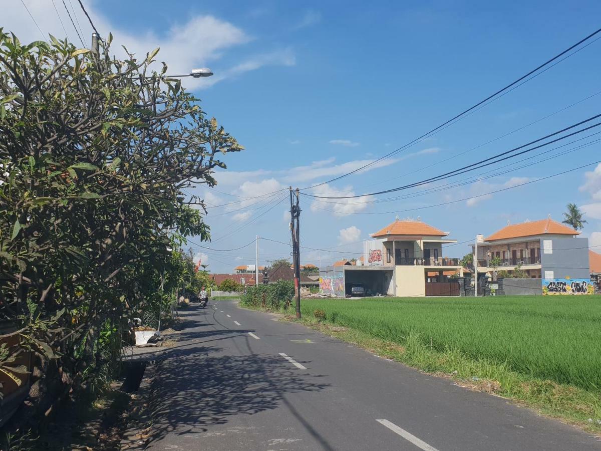 Sun Homestay Canggu Esterno foto
